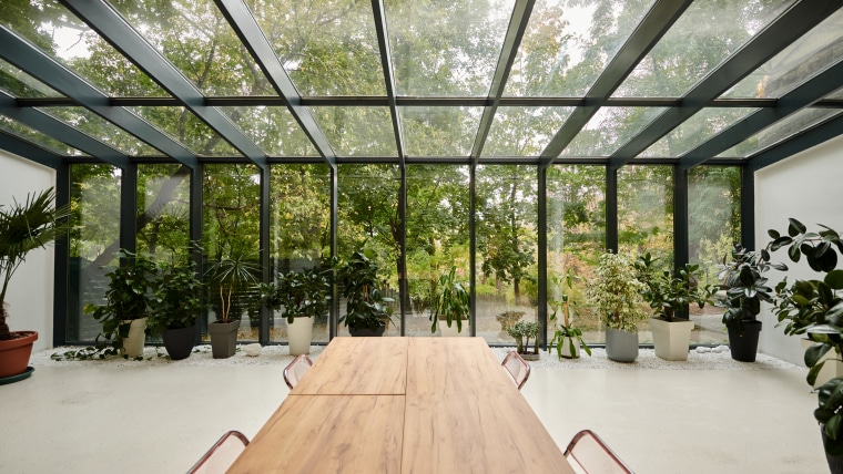 Créer une verrière d’atelier avec des miroirs : l’astuce déco qui change tout