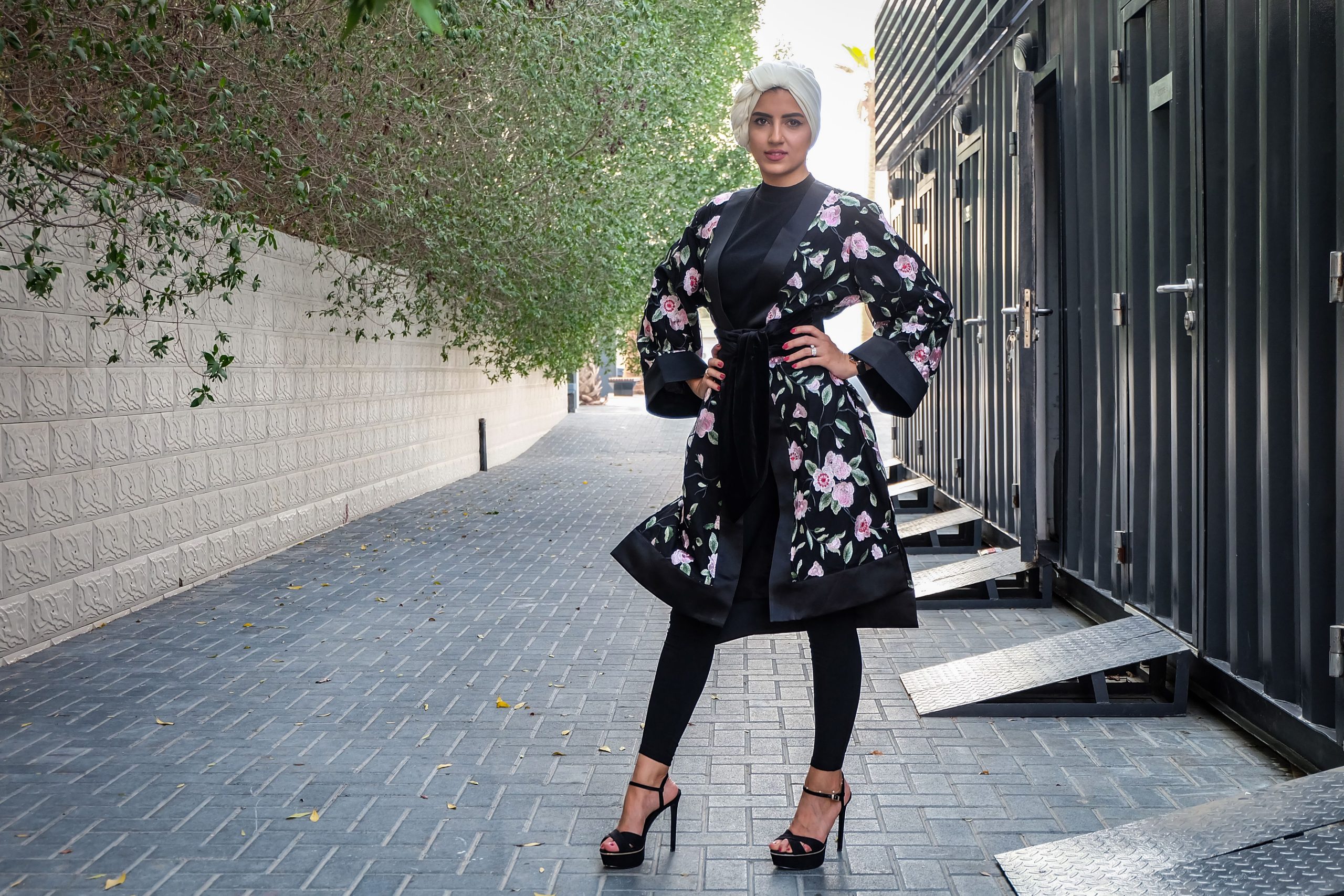 Femme élégante en abaya florale et hijab