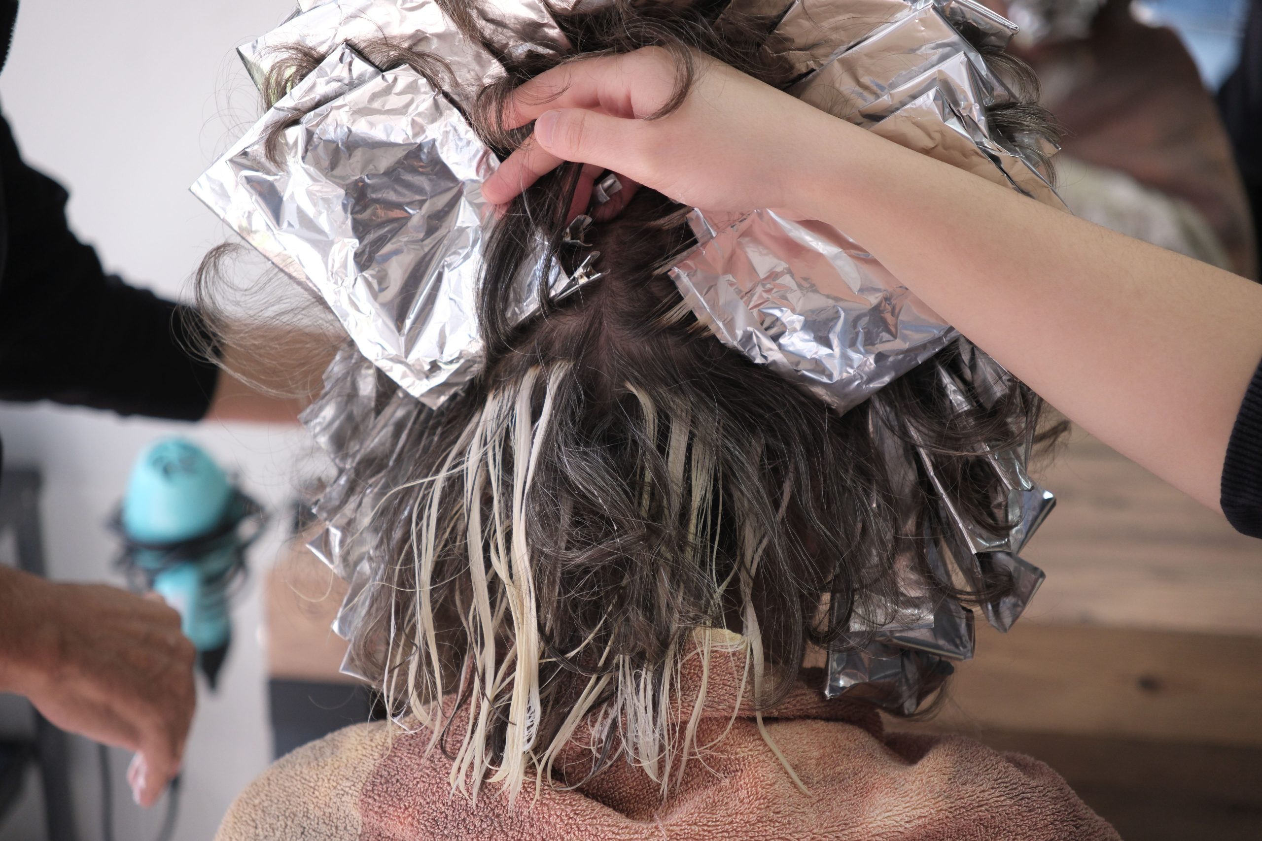 Processus de coloration cheveux avec papillotes en salon