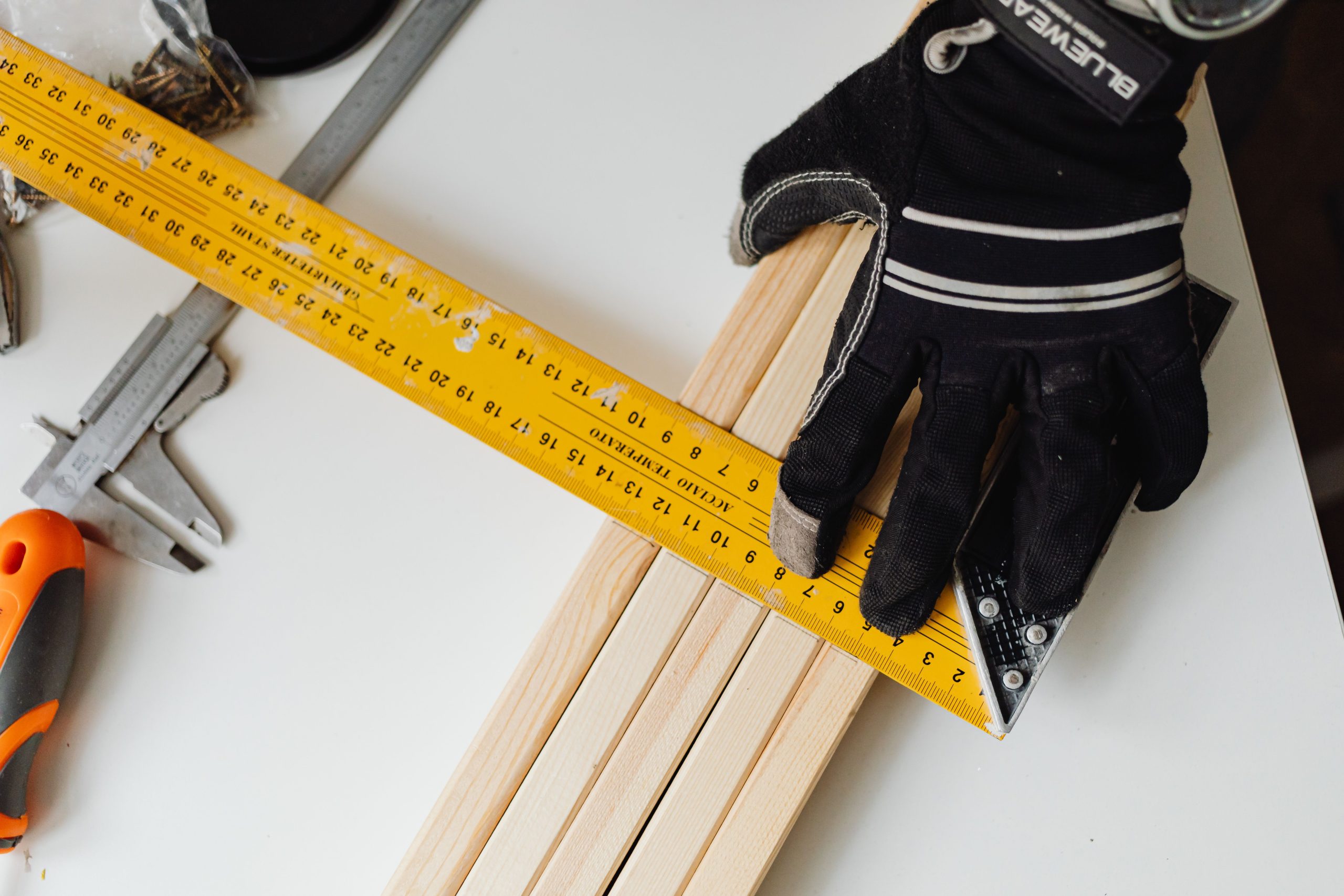 Main mesurant le bois avec précision