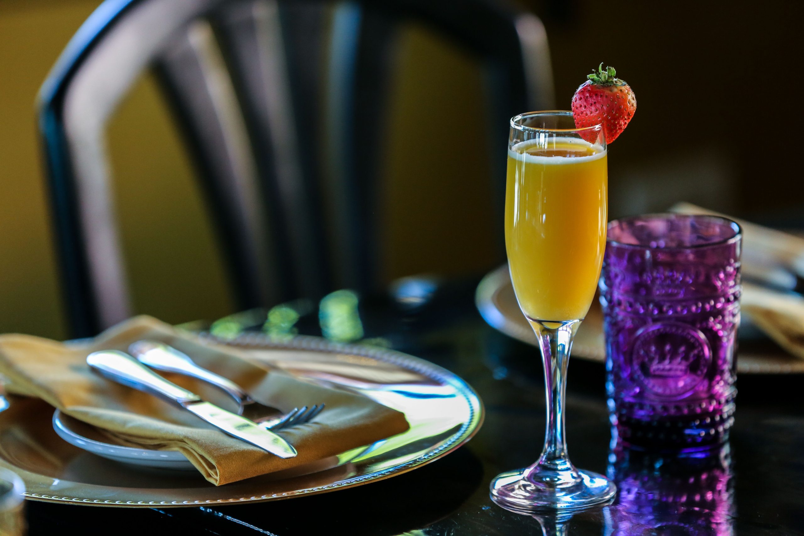 Mimosa fraise sur table de brunch dimanche parisien