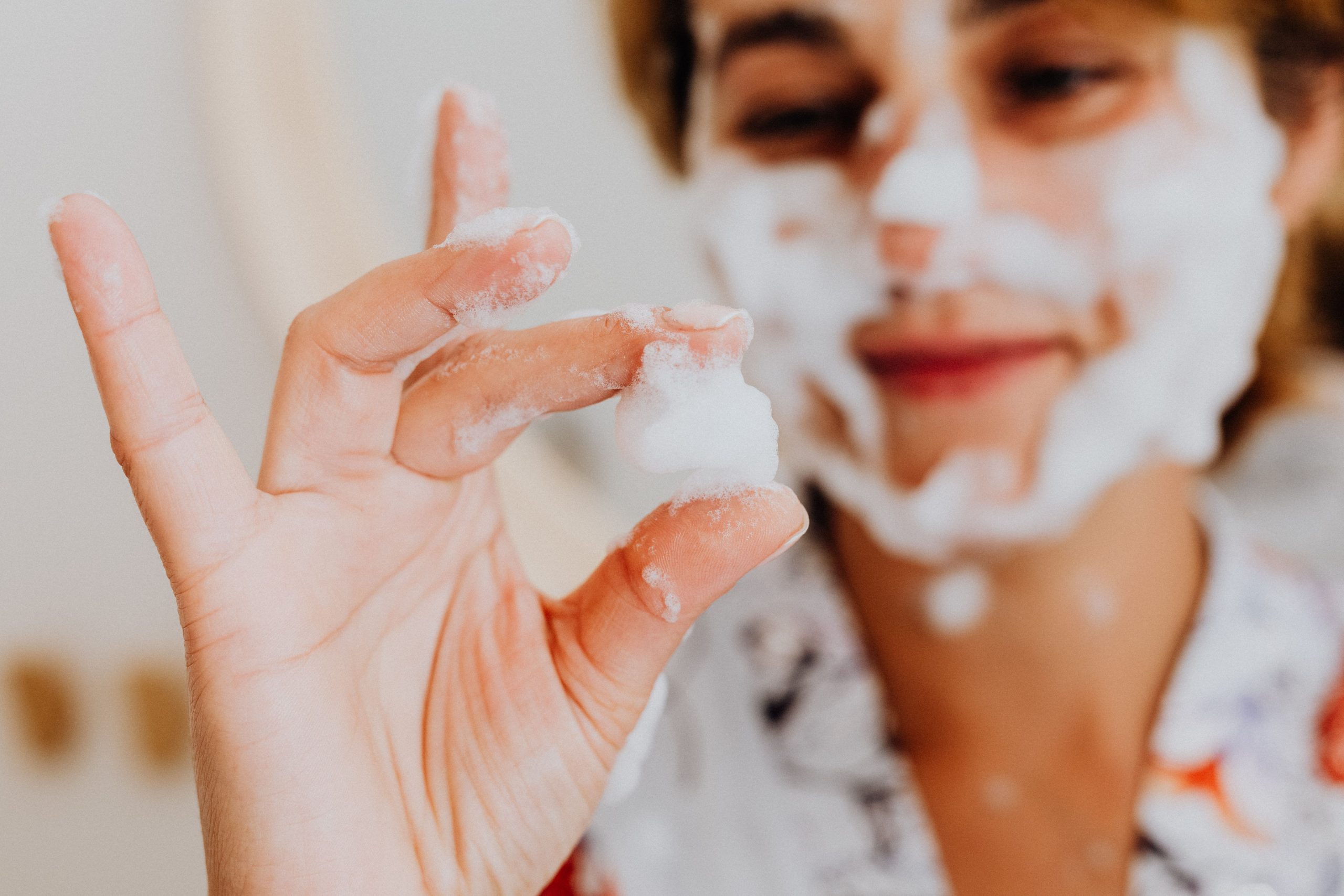 Gros plan mousse nettoyante visage routine soin