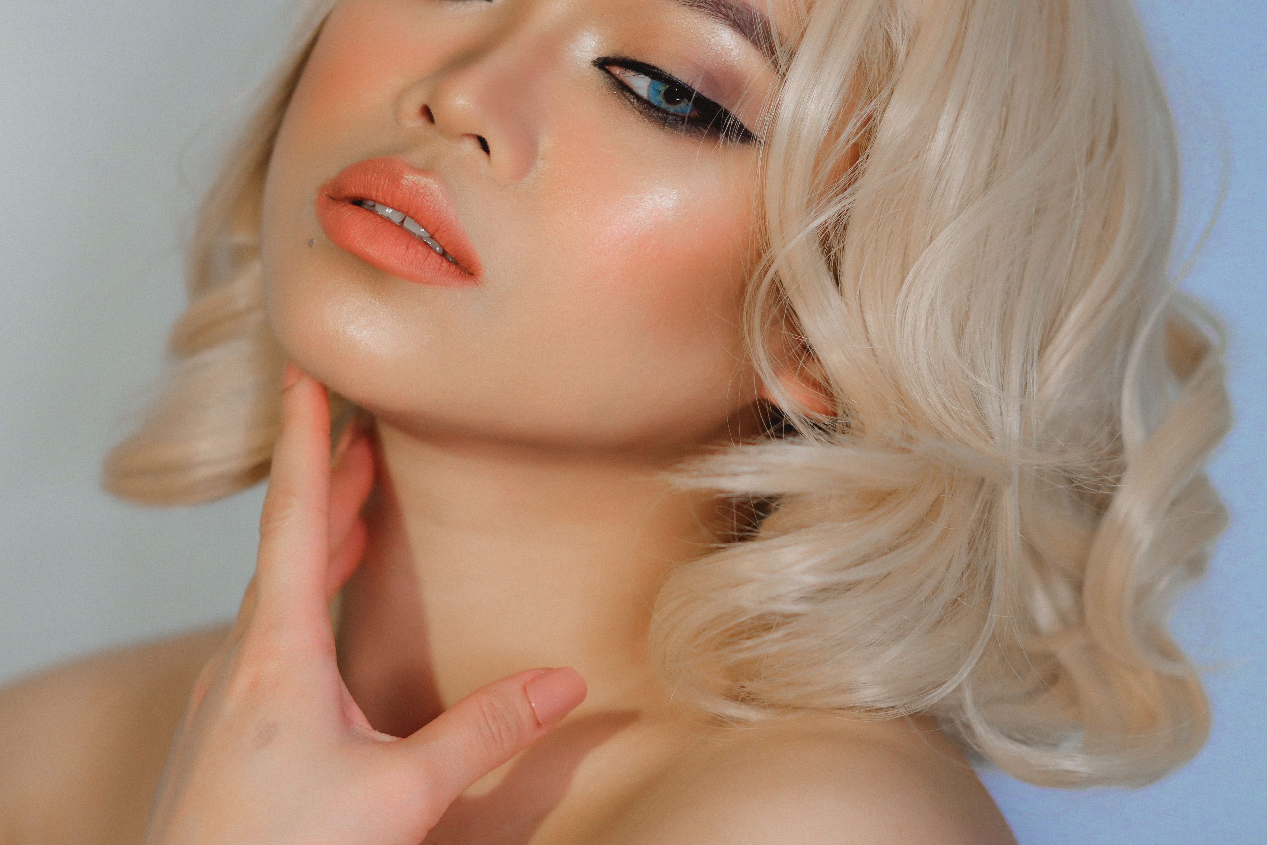 Femme blonde studio maquillage glamour style élégant