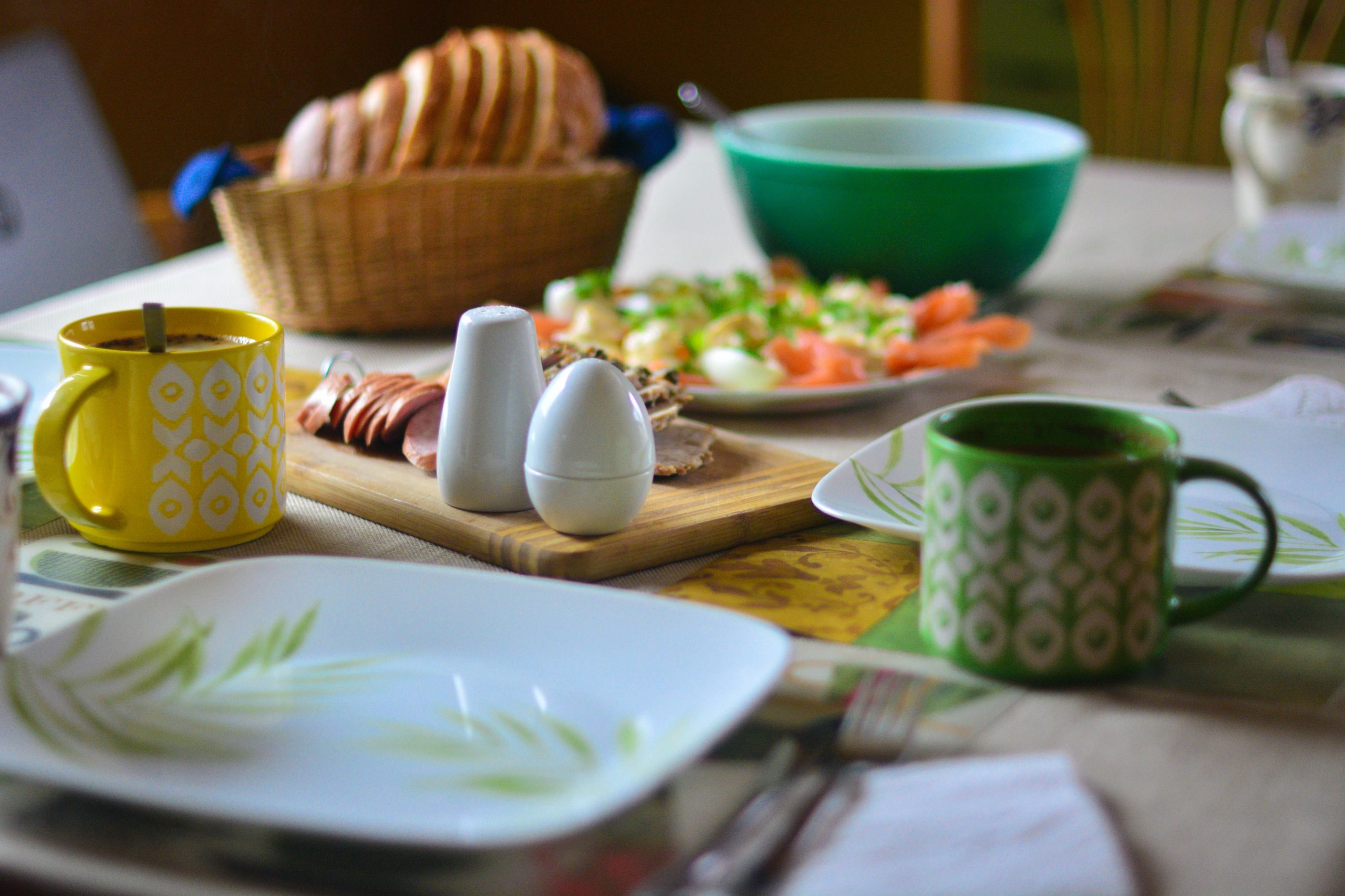 Petit-déjeuner coloré avec pain et aliments assortis