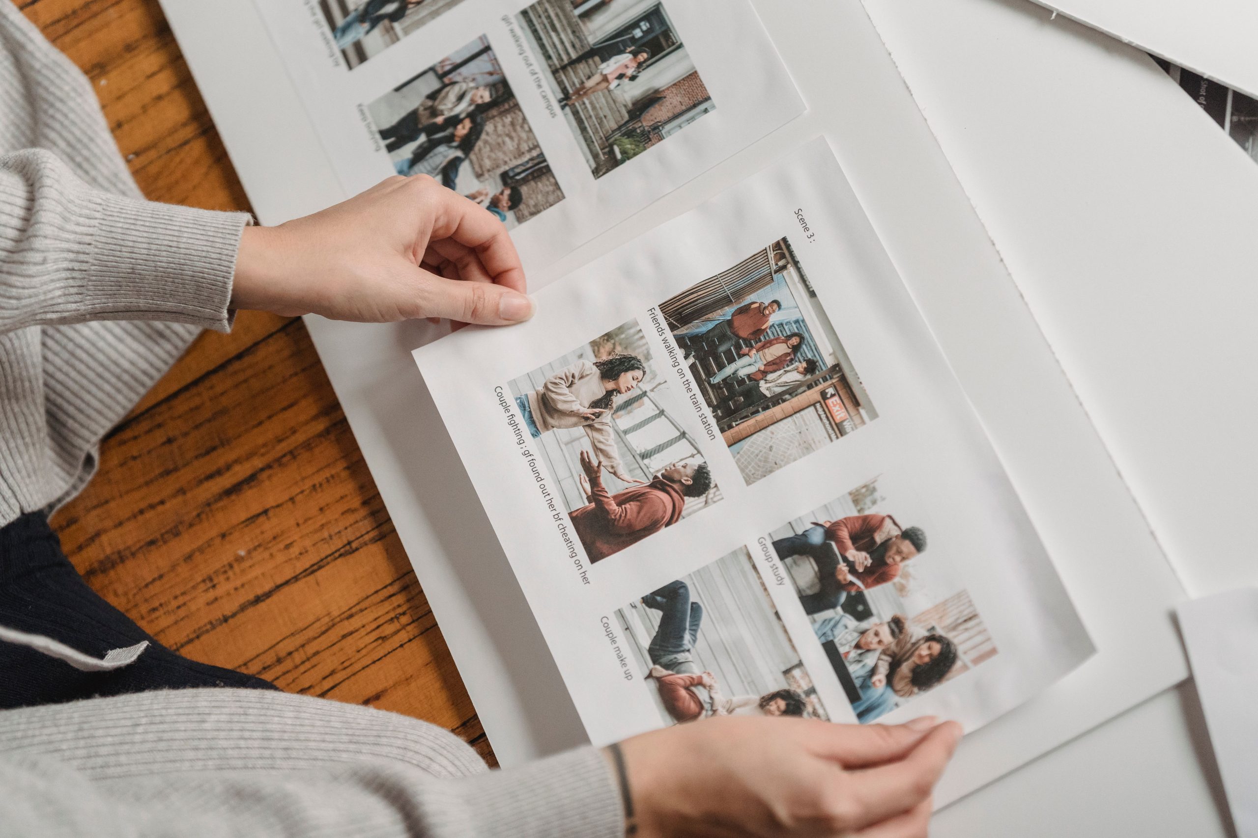 Personne collant photos souvenirs dans album famille