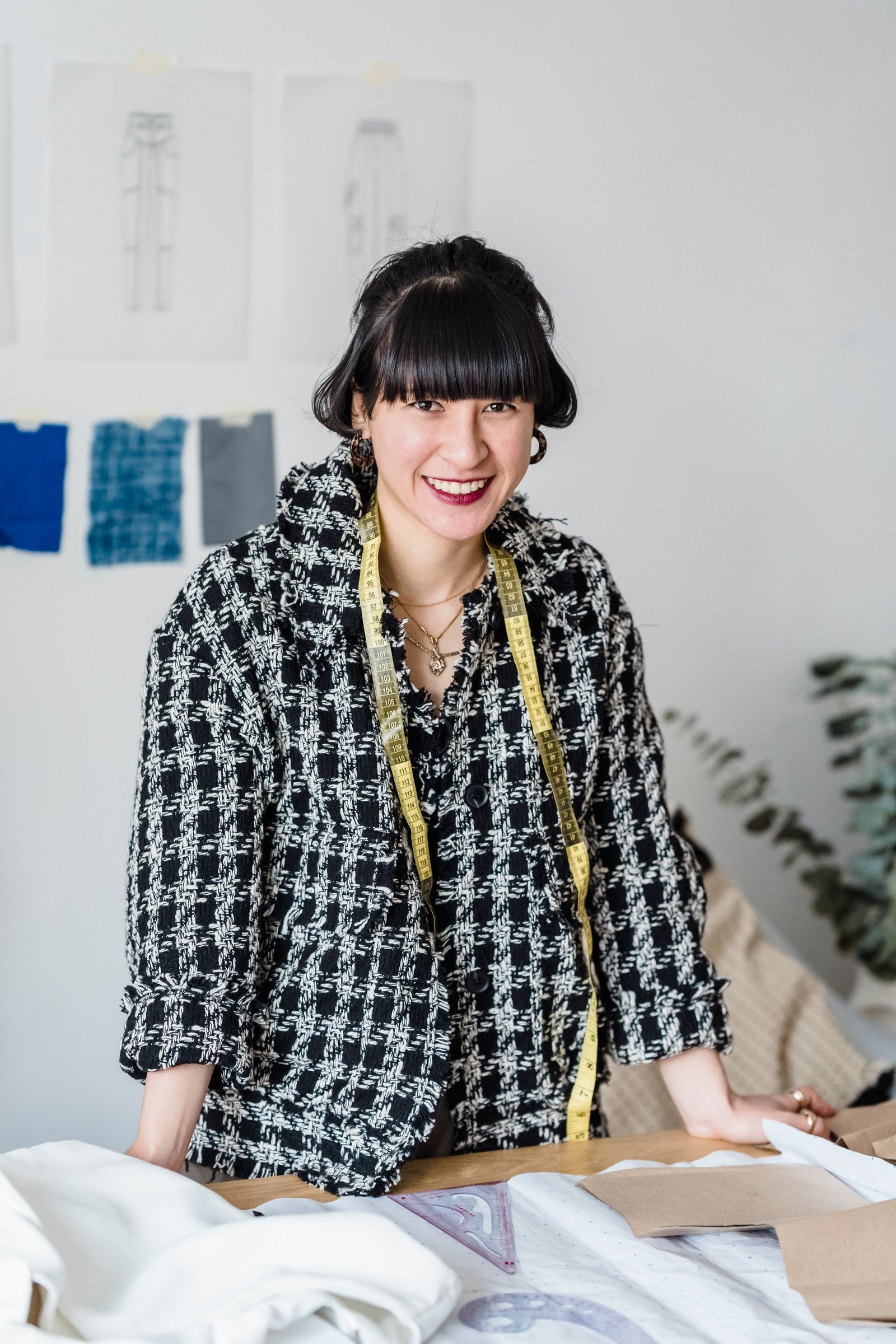 Inès Carrère, habilleuse, dans son atelier