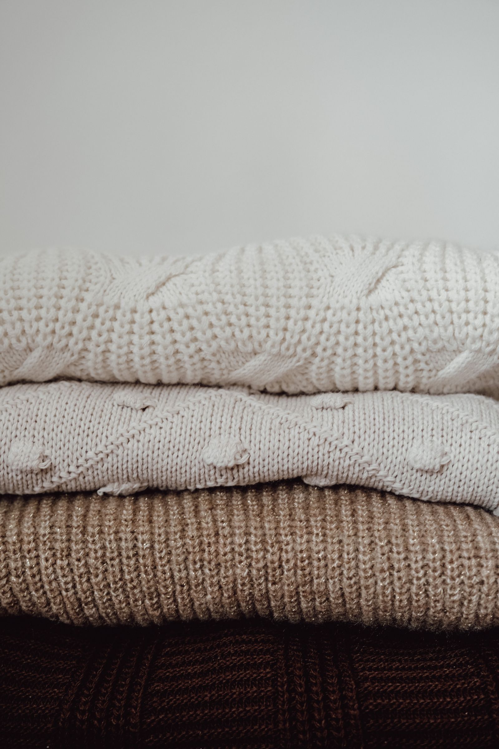 Pulls en laine pliés et empilés