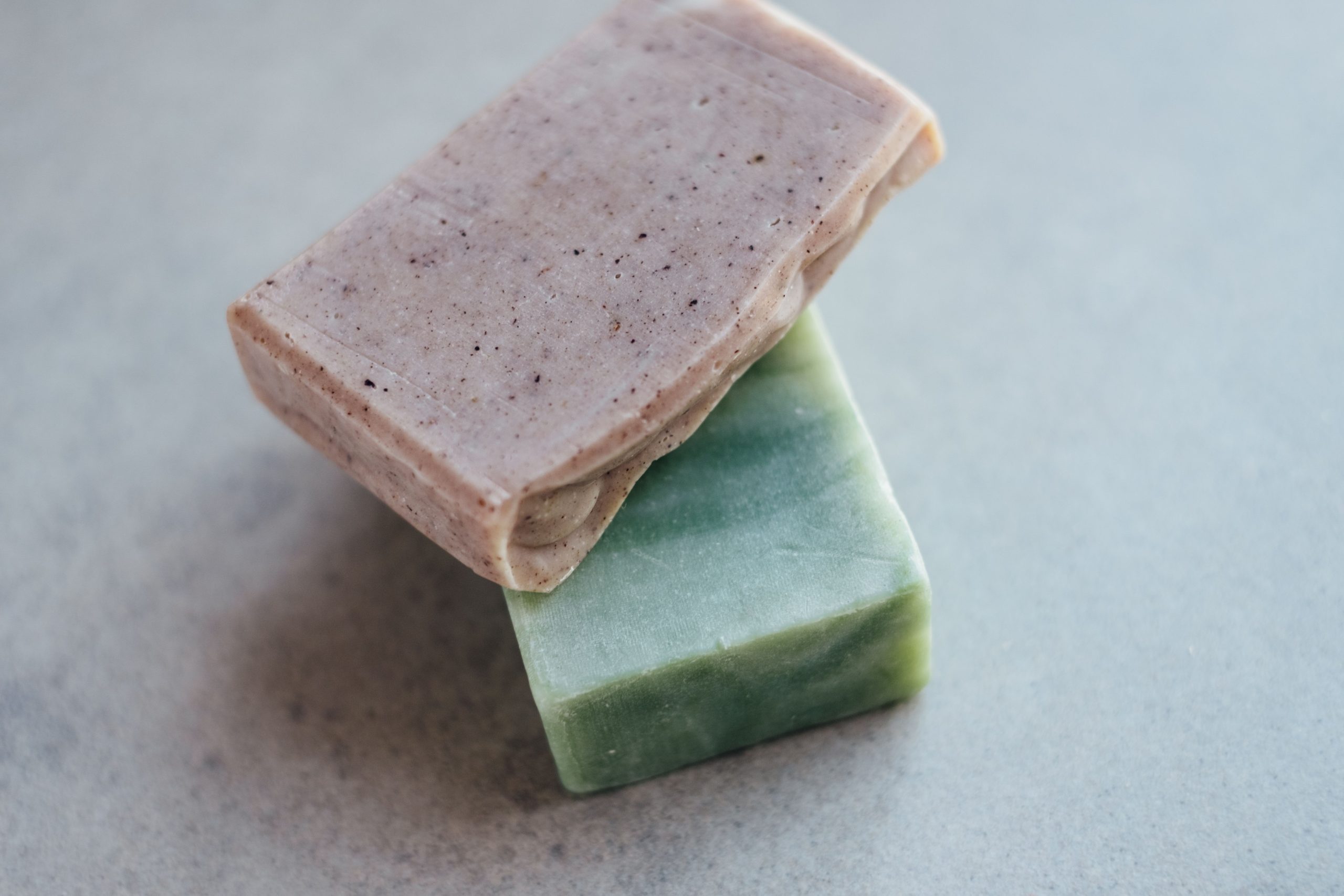 Deux savons artisanaux biologiques textures naturelles