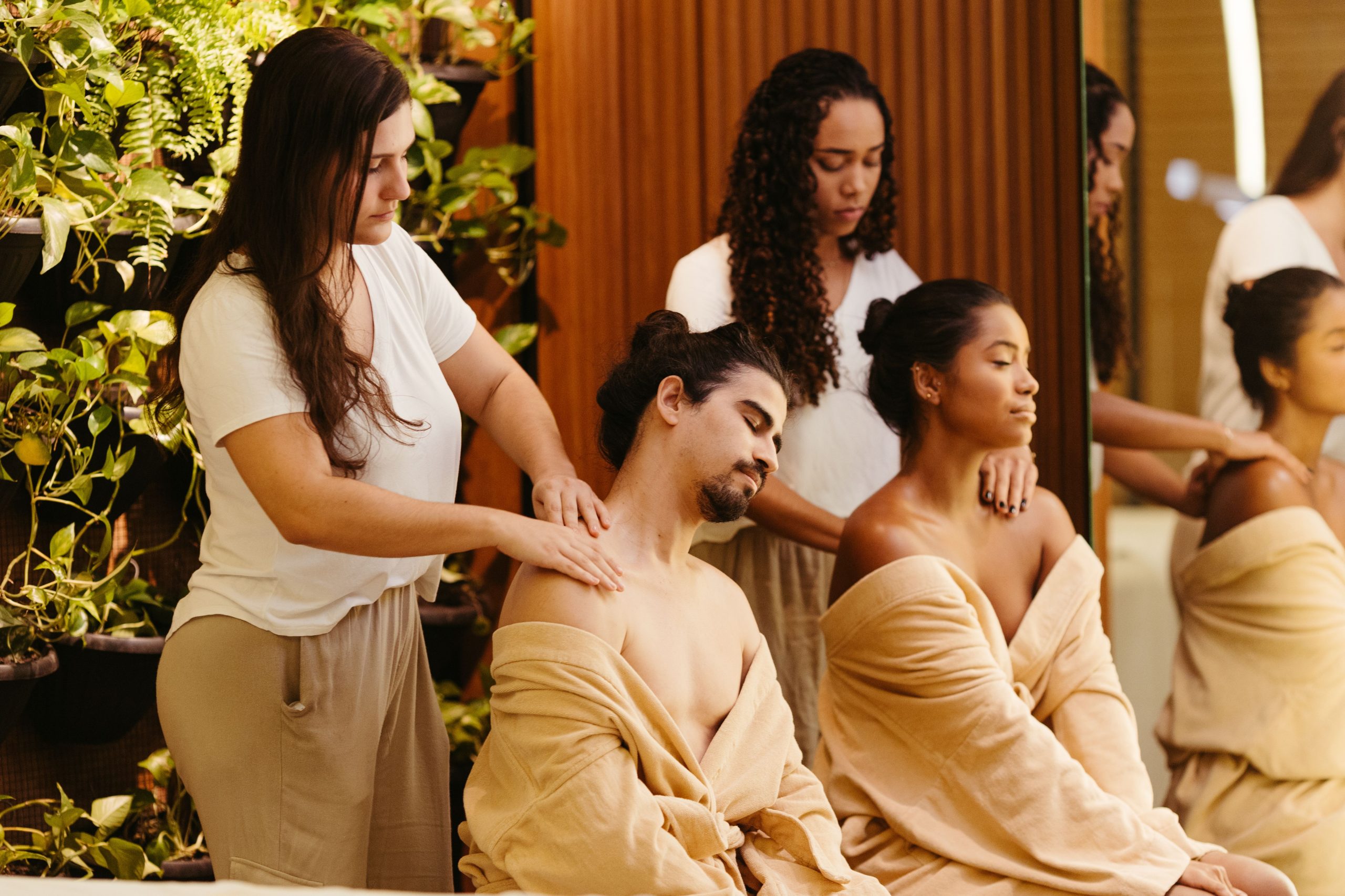 Clients massage professionnel wellness relaxation spa