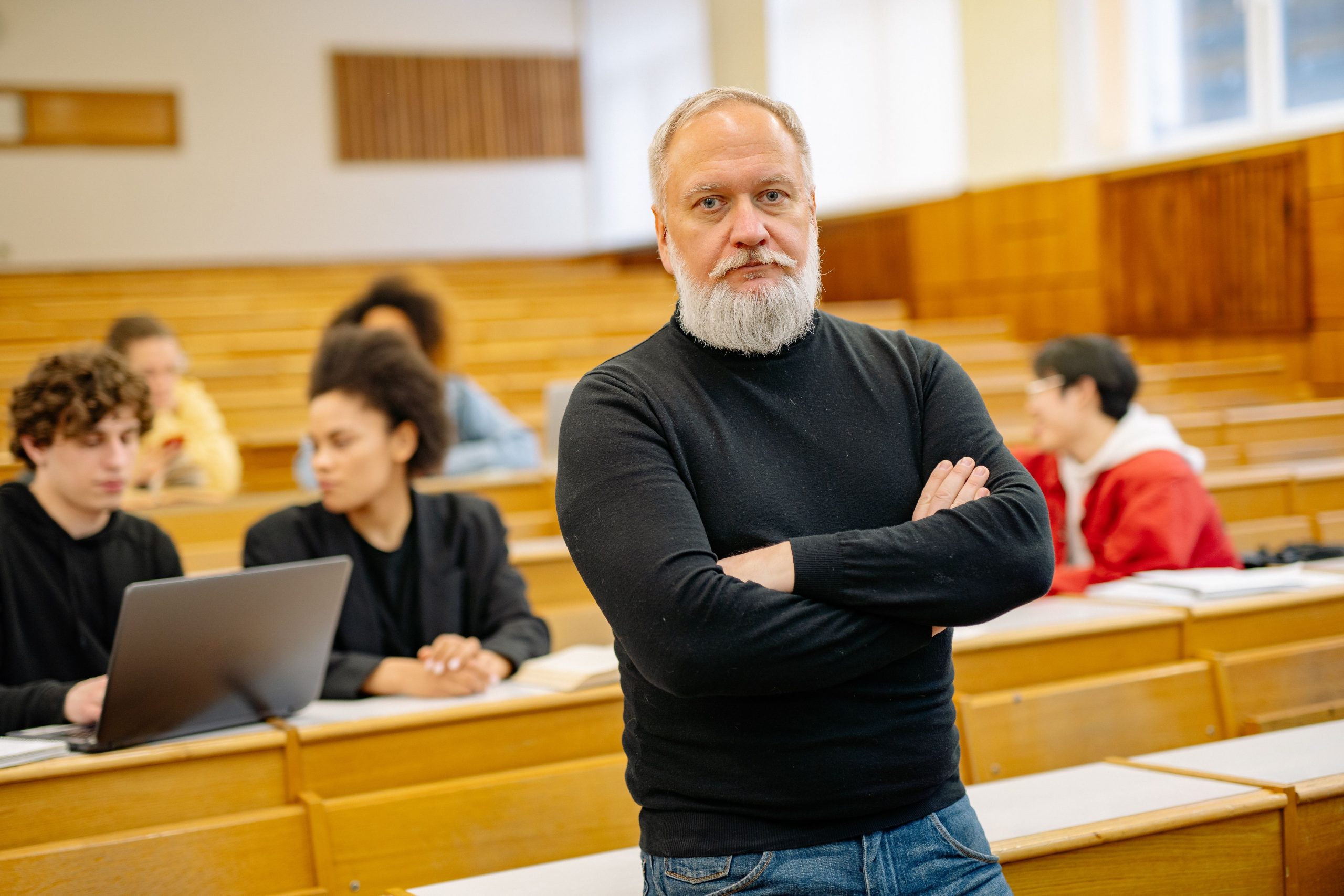 Professeur confiant devant ses etudiants attentifs