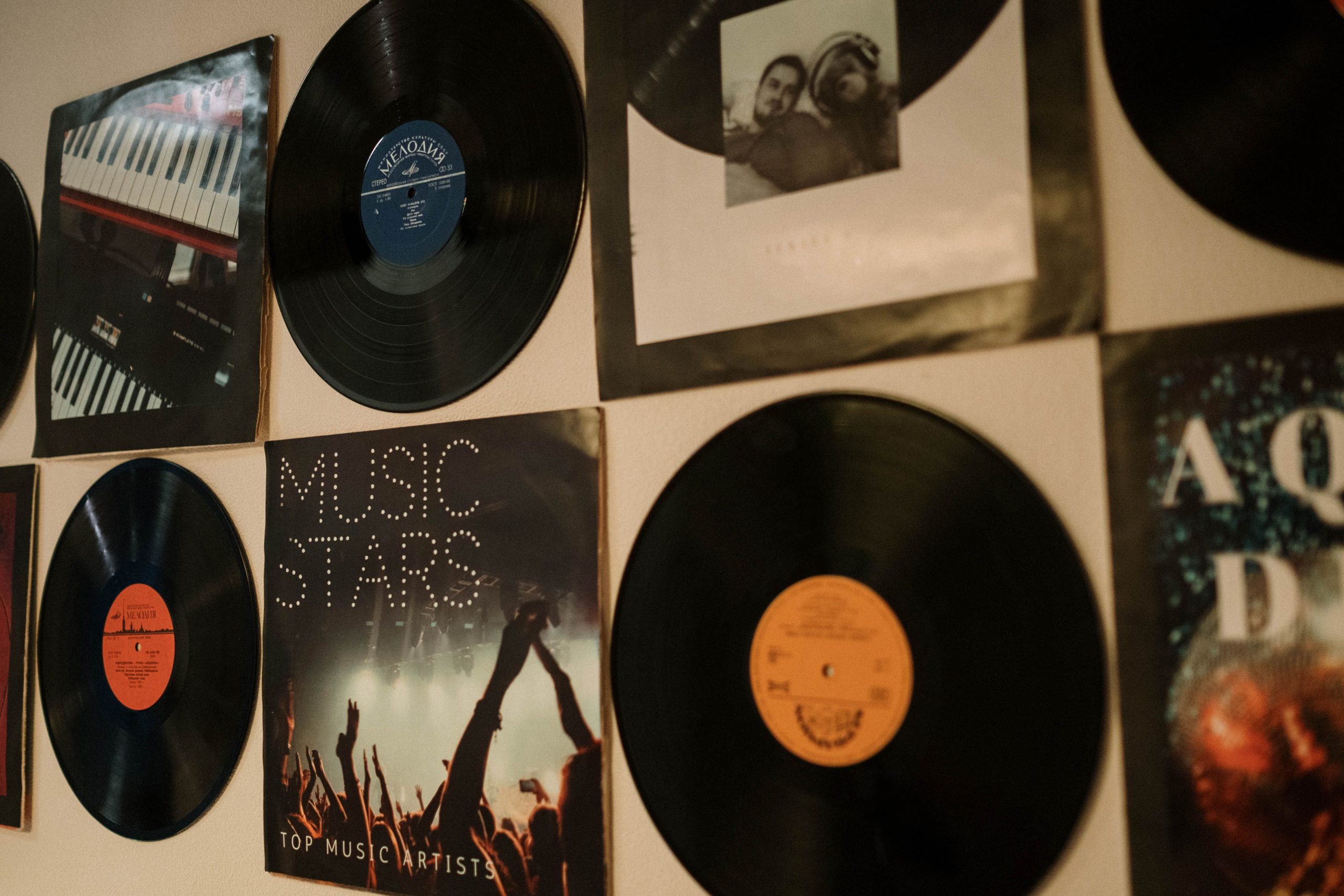 Mur recouvert de vinyles collectionnés