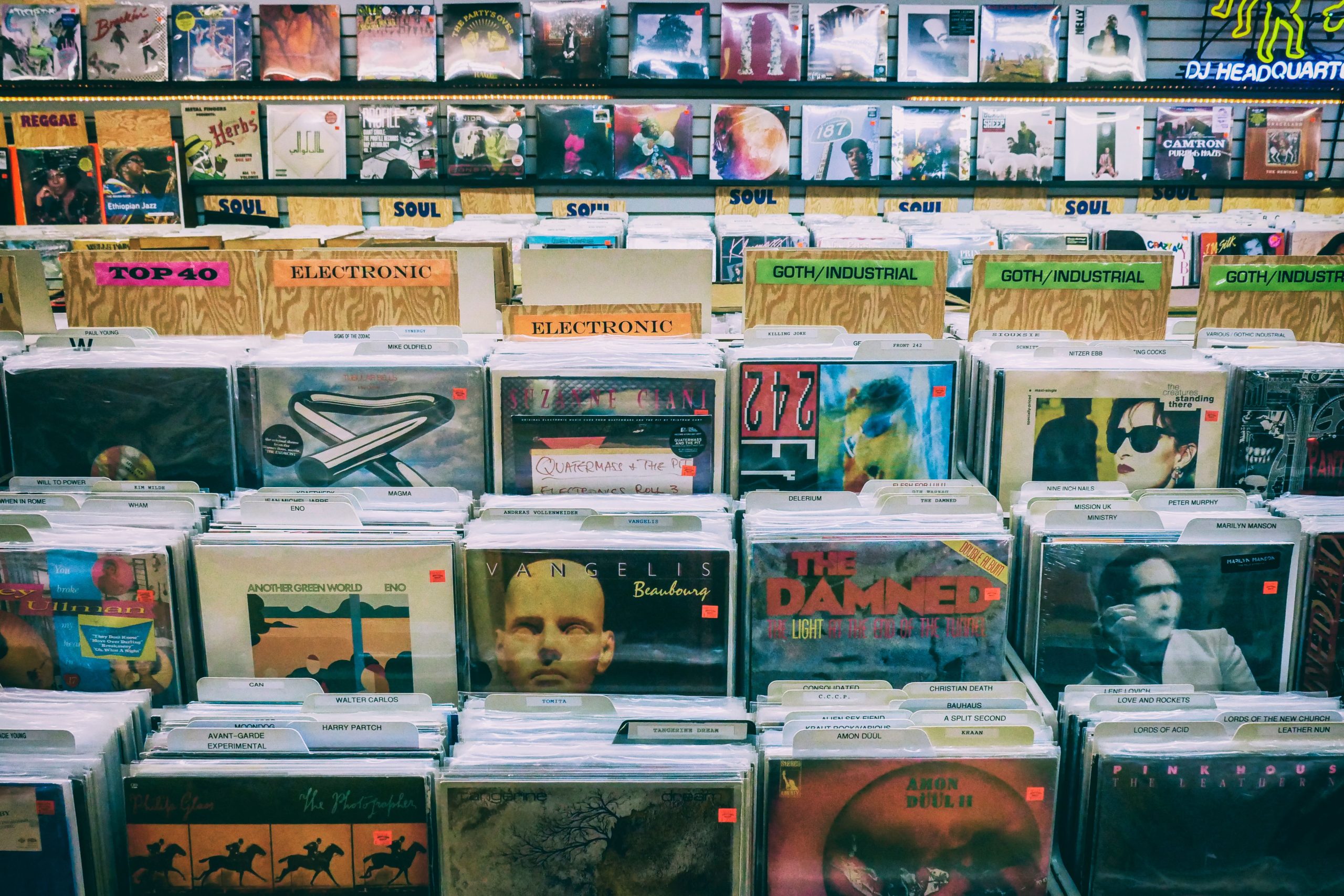 Présentoir de vinyles aux genres variés