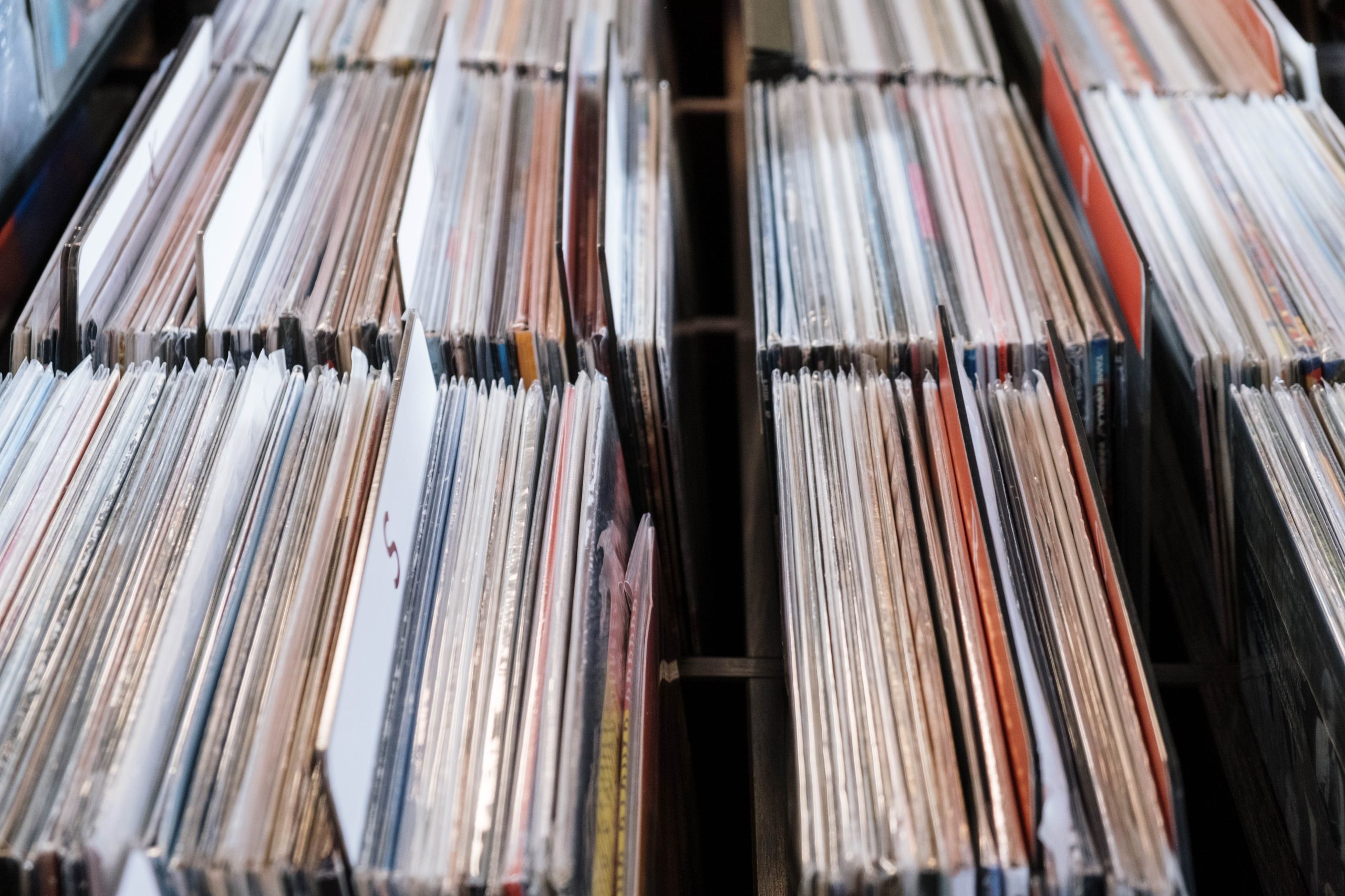 Vue rapprochée de vinyles rétro en magasin