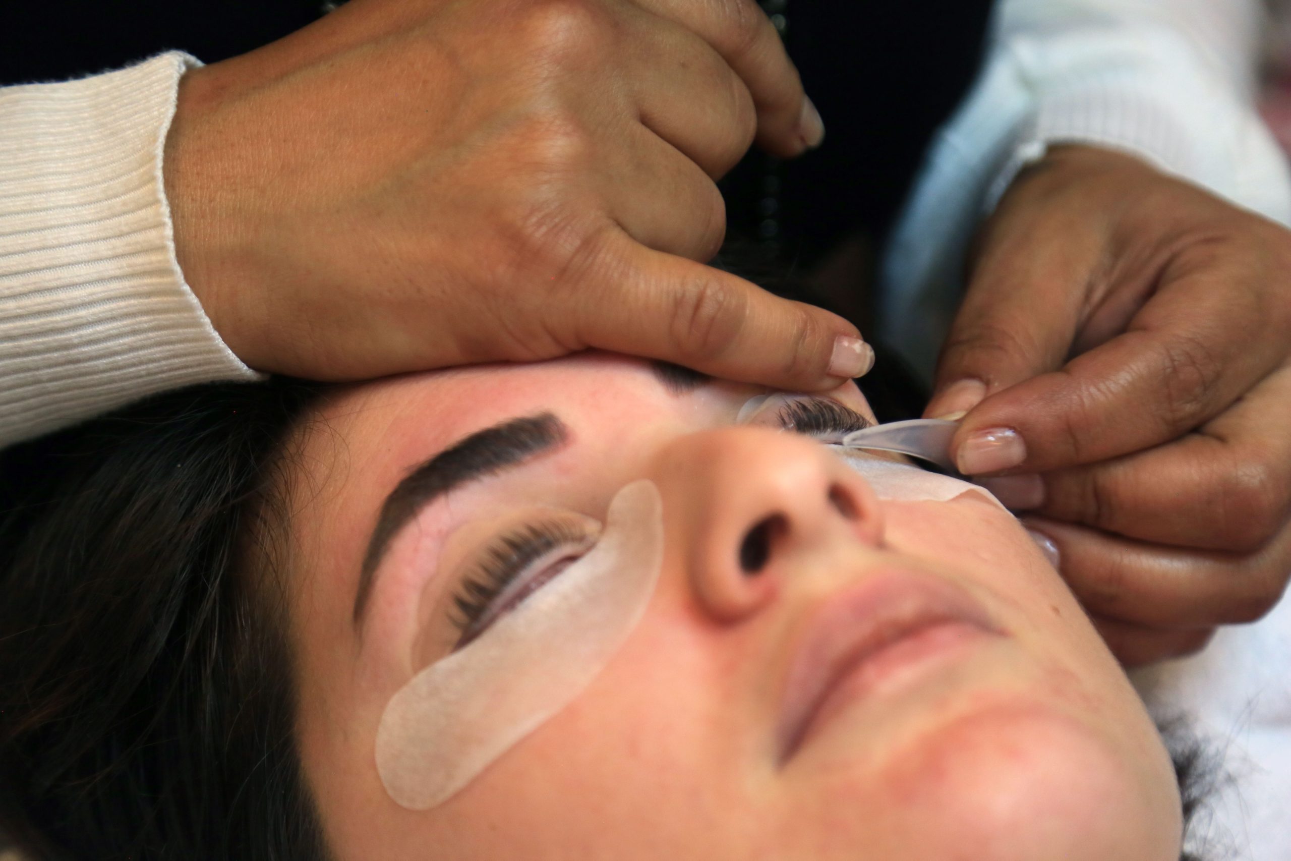 Traitement des cils en spa avec precision et soin