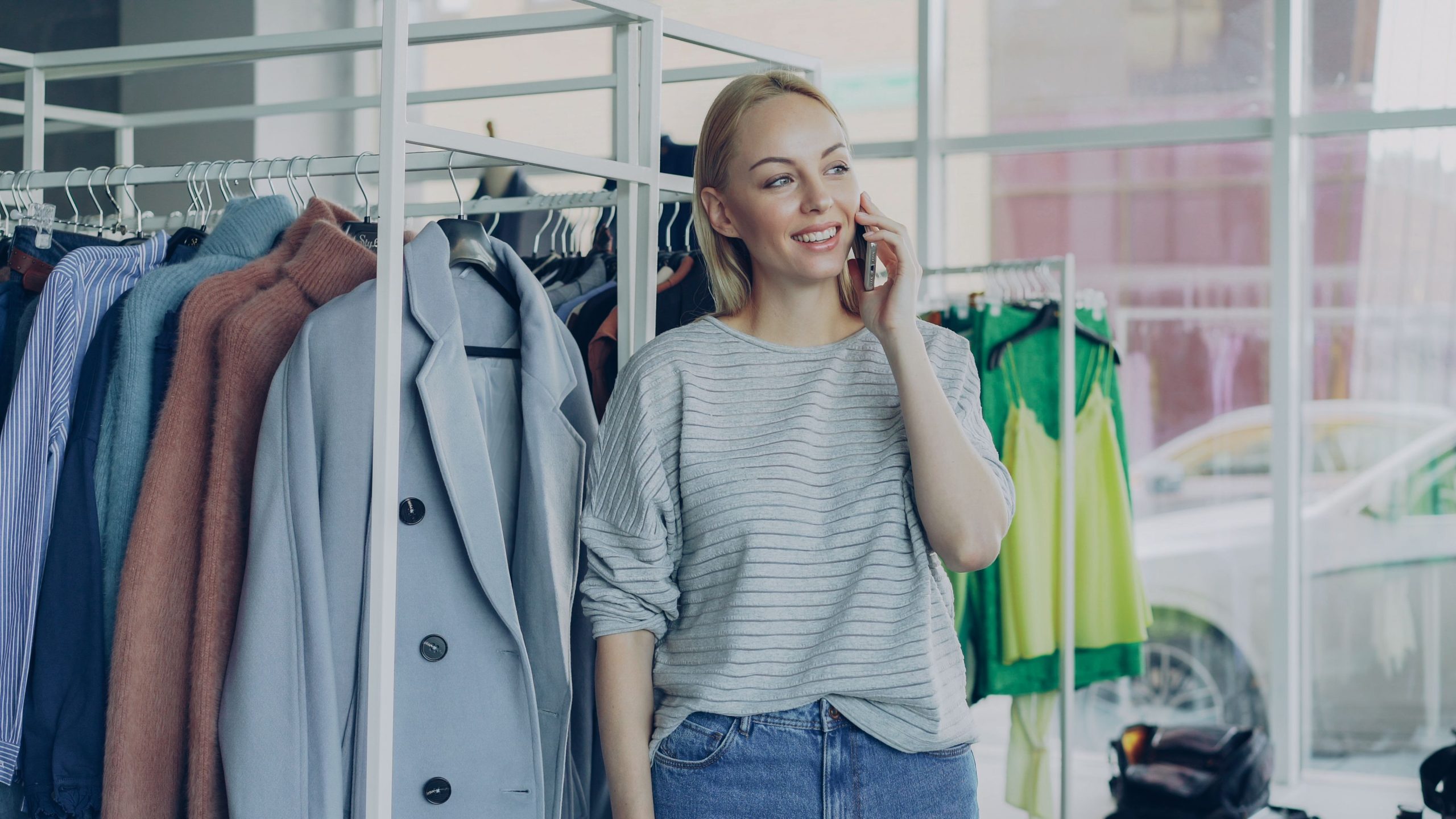 Femme souriante téléphone shopping mode