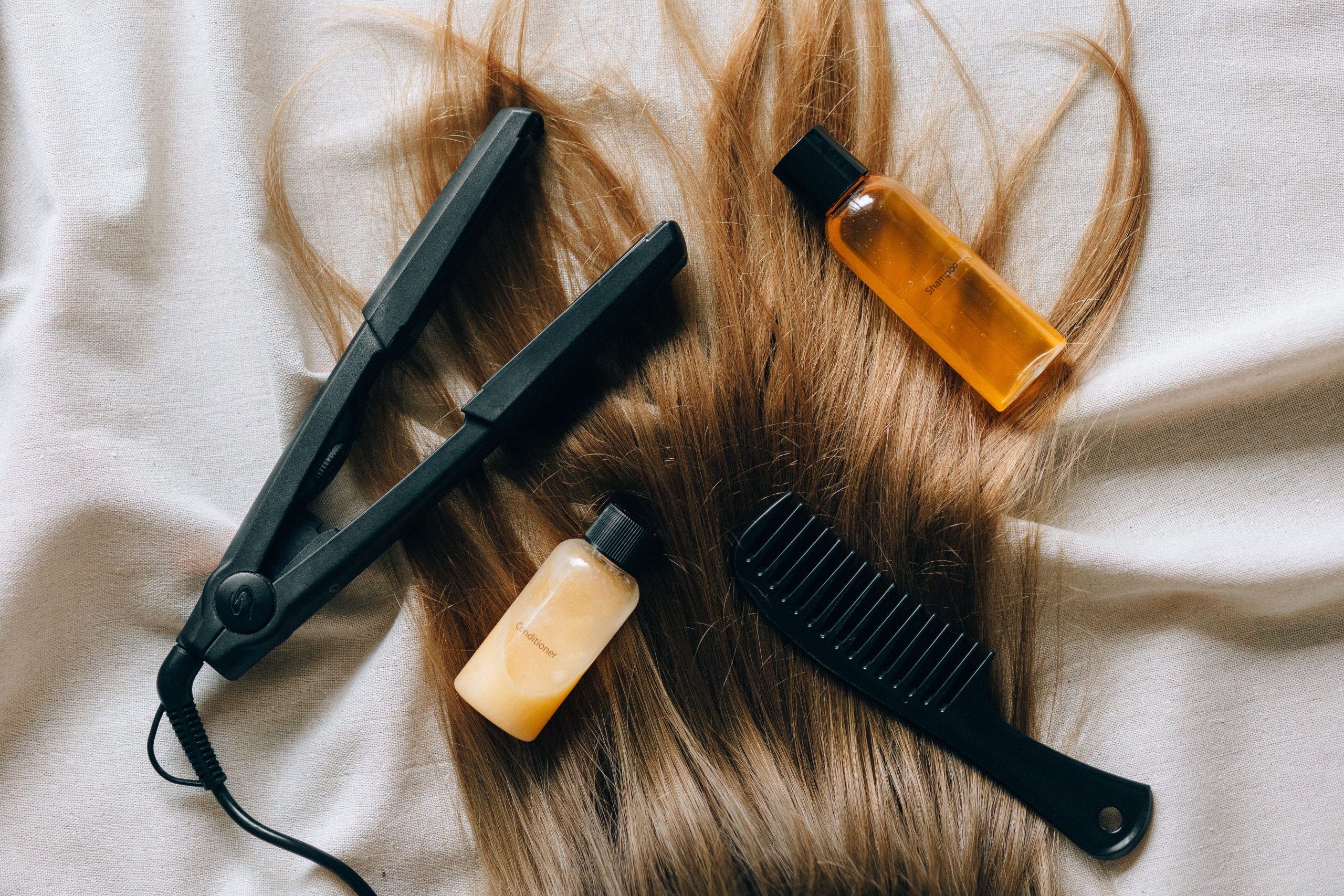 Produits et outils de coiffage disposés en flat lay