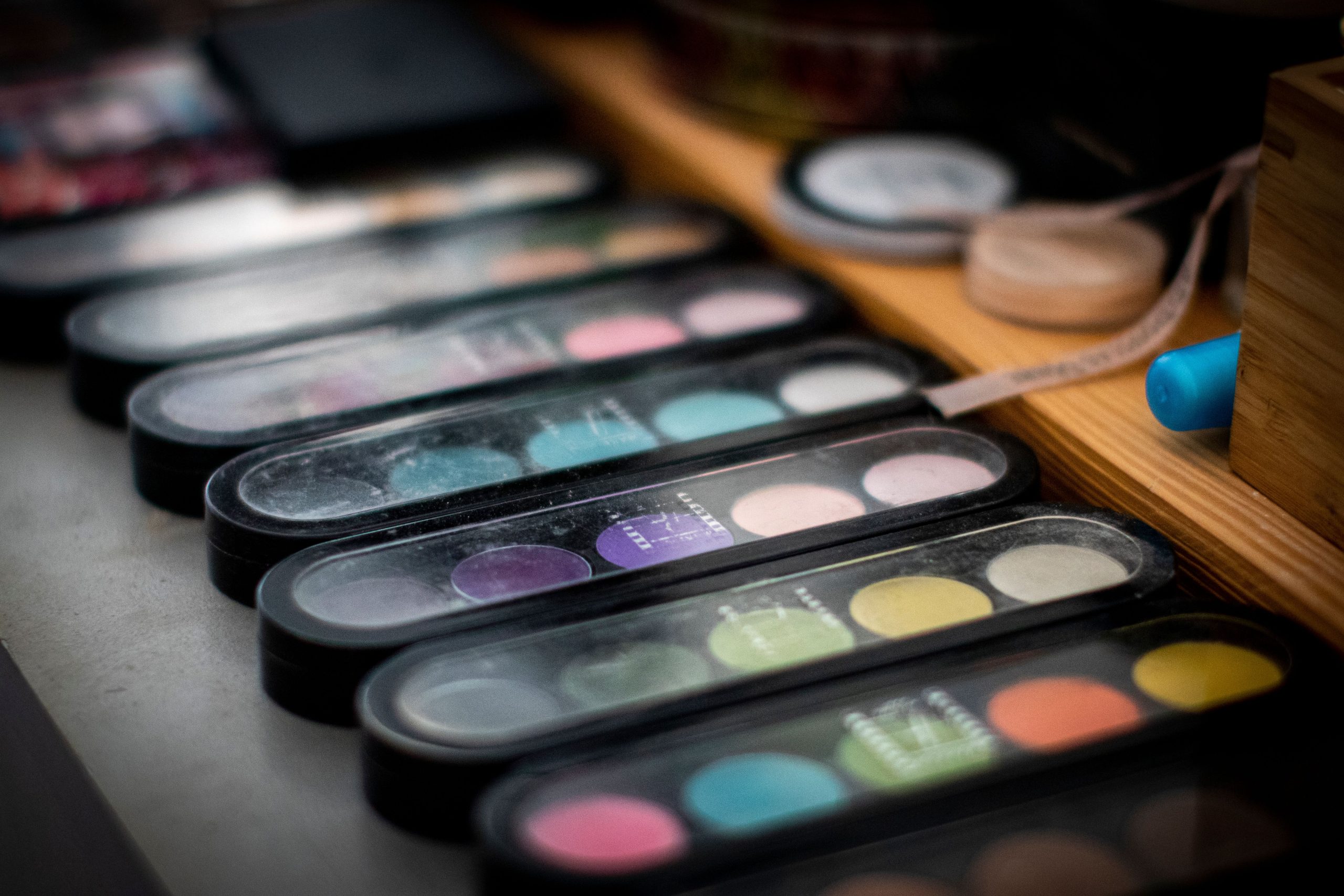 Palettes de maquillage colorées avec teintes variées