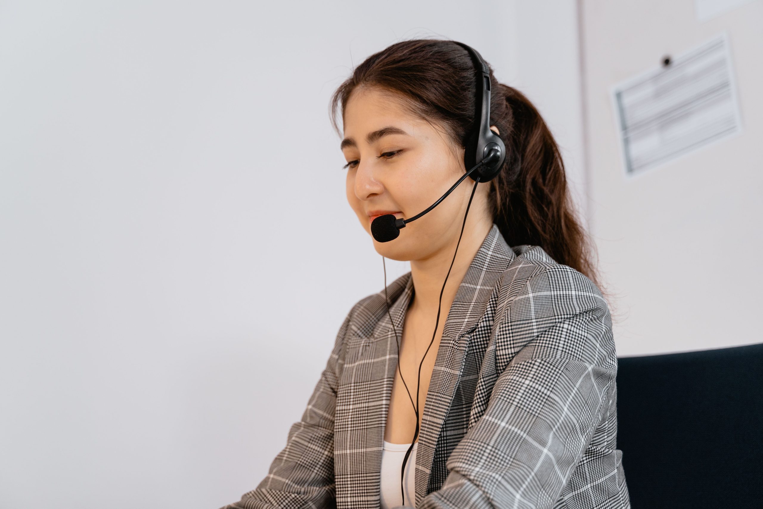 Femme support client professionnelle au casque