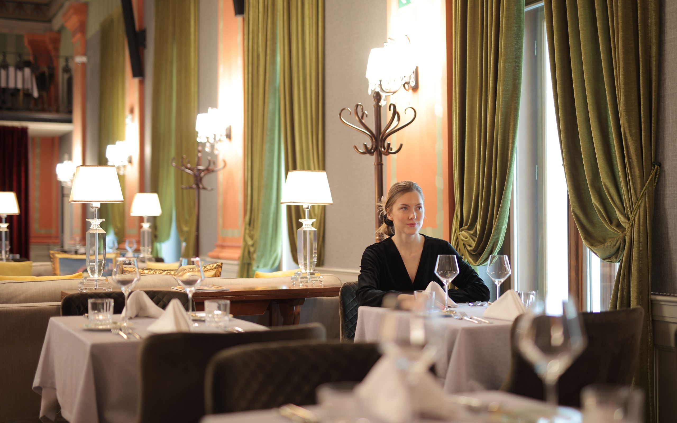 Femme seule table raffinée restaurant chic décoration
